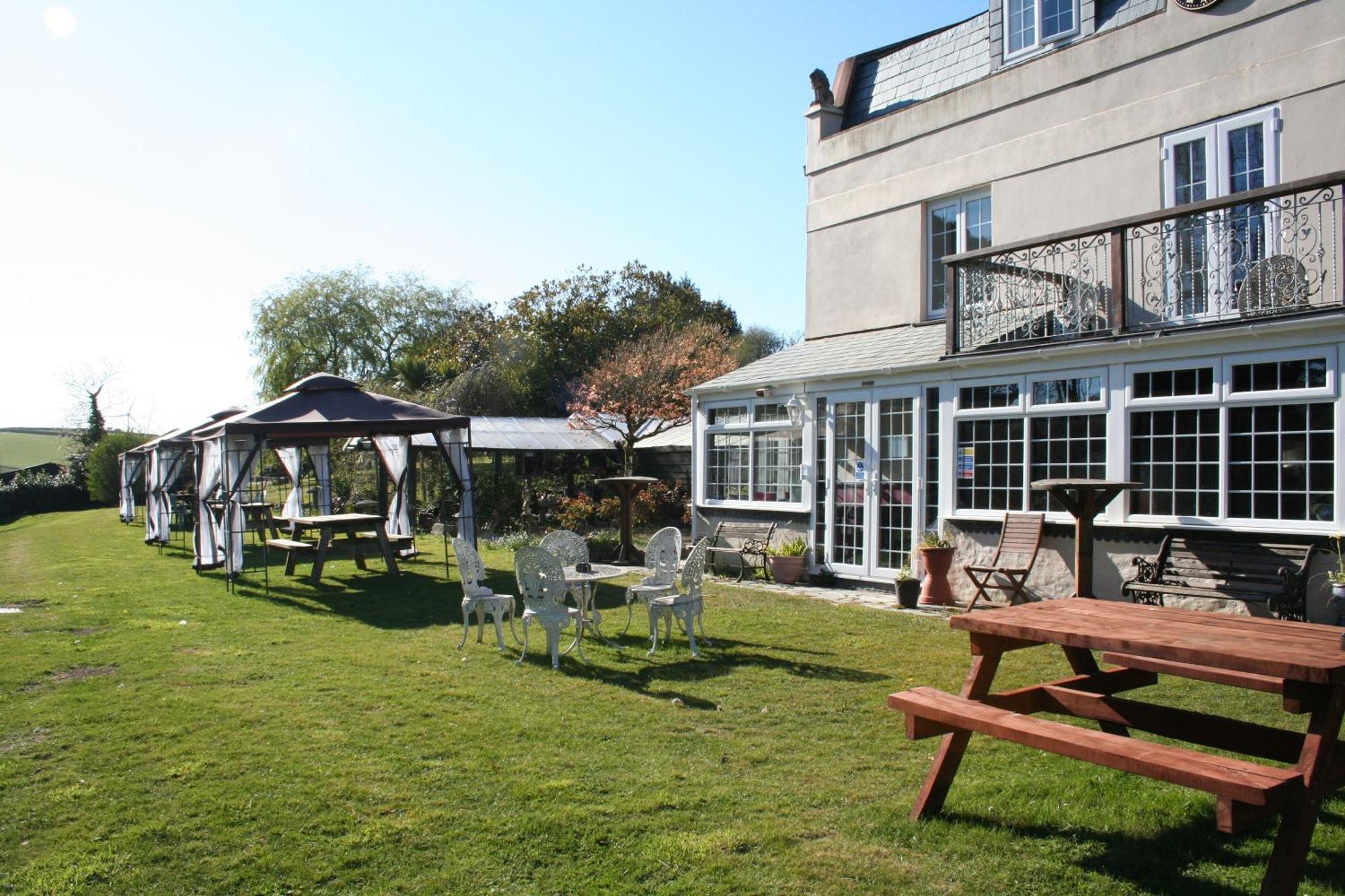 Great Trethew Hotel - Self Catering Lodges - Bar & Restaurant Liskeard Exterior foto
